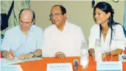  ??  ?? El 7 de noviembre de 2009, Pizano como gerente de la empresa de acueducto de Bogotá, firmó un convenio con el entonces gobernador de La Guajira, Jorge Pérez.