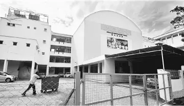  ??  ?? Sekolah Jenis Kebangsaan Cina (SJKC) Shih Chung is closed after some pupils are infected with HFMD. — Bernama photo
