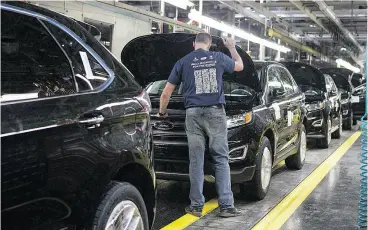  ?? CHRIS YOUNG / THE CANADIAN PRESS FILES ?? New Ford Edges are seen on the production line in Oakville in 2015, and now the company is announcing that the revamped Edge will also be assembled in Oakville.