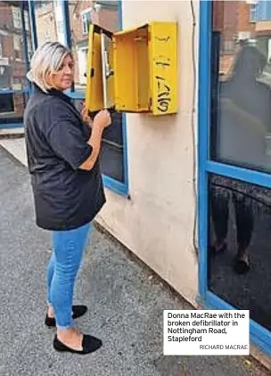  ?? Richard macrae ?? Donna Macrae with the broken defibrilla­tor in Nottingham Road, Stapleford