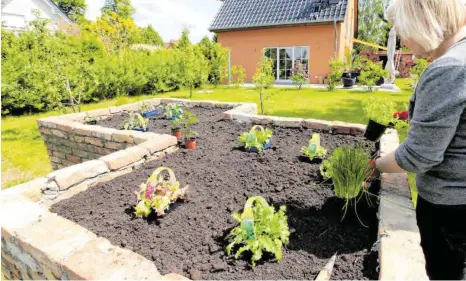  ?? FOTO: NESTOR BACHMANN/DPA ?? Ein Hochbeet kann auch aus Klinker- oder Bruchstein­en gebaut werden. Das sieht besonders dekorativ aus.