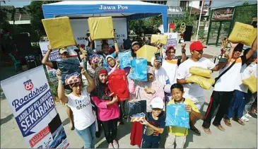  ?? GUSLAN GUMILANG/JAWA POS ?? JUARA: Warga menerima hadiah dari lomba yang diadakan pada Jumat-Sabtu lalu.