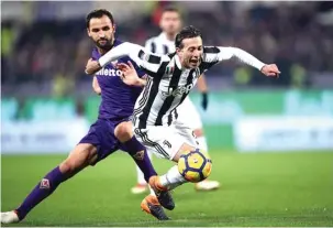  ?? FILIPPO MONTEFORTE/AFP ?? TEBAS: Gelandang Juventus Federico Bernardesc­hi (kanan) dilanggar pemain Fiorentina Milan Badelj di Artemio Franchi kemarin (10/2).