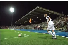  ?? FOTO: IMAGO/SCHMIT ?? Düdelingen­s Top-Neuzugang Marc-André Kruska tritt eine Ecke. 8000 Zuschauer im Nationalst­adion Josy Barthel verfolgten das erste Europa-League-Heimspiel von F91 gegen den großen AC Mailand.