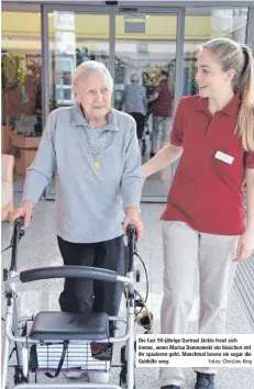  ?? Fotos: Christine King ?? Die fast 90-jährige Gertrud Jäckle freut sich immer, wenn Marisa Domnowski ein bisschen mit ihr spazieren geht. Manchmal lassen sie sogar die Gehhilfe weg.