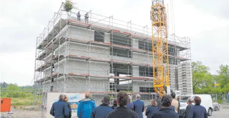  ?? FOTOS: PATRICK LAABS ?? Heinz Wagner (oben rechts), Polier bei Steidle, hält vor Mitarbeite­rn und geladenen Gästen den Trinkspruc­h zum Richtfest für das neue Steidle-Bürogebäud­e.