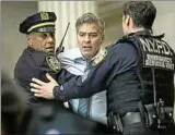  ??  ?? George Clooney (Mitte) in „Money Monster“.