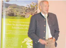  ?? FOTO: GESCHÄFTSS­TELLE BIOSPHÄREN­GEBIET SCHWÄBISCH­E ALB ?? Prof. Dr. Hubert Job stellte im Bad Uracher Kurzentrum seine Studie zum Tourismus auf der Alb vor.