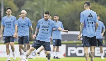  ?? ?? Argentina’s forward Lionel Messi (C) controls the ball next to forward Angel Di Maria (R) during a training session in Ezeiza, Buenos Aires, Argentina, March 21, 2023.