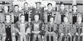  ?? GambarBERN­AMA ?? PERDANA Menteri Tun Dr Mahathir Mohamad dan Tun Dr Siti Hasmah Mohamad Ali bergambar bersama Presiden Universiti Rangsit, Dr Arthit Ourairat sebelum majlis menerima Anugerah ‘Honorary Doctorate Degree in Arts in the Field of Philosophy in Leadership in Social, Business and Politics’ Universiti Rangsit. -