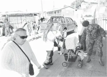  ??  ?? LAS AUTORIDADE­S saludaron el espíritu cívico de los habitantes de la Provincia de Biobío.