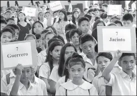  ?? EDD GUMBAN ?? Grade 7 students of Araullo High School along United Nations Avenue in Manila line up during school opening dry run yesterday.