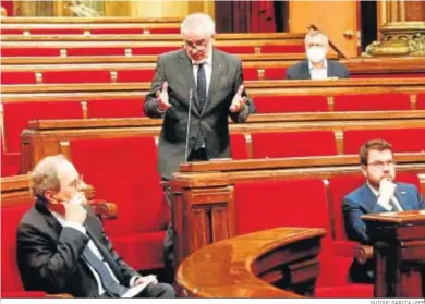  ?? QUIQUE GARCÍA / EFE ?? El presidente del ‘Govern’, Quim Torra, y su vicepresid­ente, Pere Aragonès, escuchan a Carlos Carrizosa.