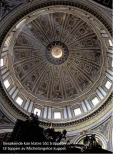  ??  ?? Besøkende kan klatre 551 trappetrin­n til toppen av Michelange­los kuppel.