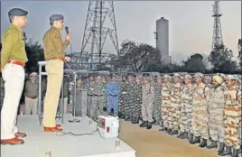  ?? MANOJ DHAKA/HT ?? Rohtak IG Navdeep Virk addressing paramilita­ry jawans in Rohtak on Saturday, ahead of Jats’ March 20 protest in Delhi .