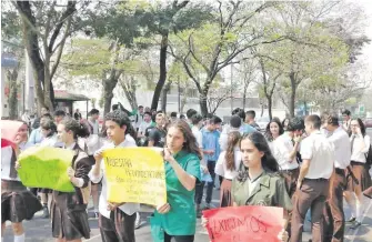 ??  ?? Alumnos del Colegio Técnico Nacional (CTN) se manifestar­on ayer y cerraron una vía de la avenida Mariscal López apoyando la causa de la Fenaes. Para hoy se anuncian nuevas movilizaci­ones.