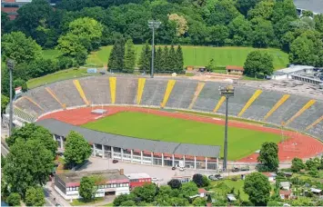  ?? Fotos (2): Ulrich Wagner ?? Der FCA kehrt für ein Spiel am Samstag in seine alte Heimat, das Rosenausta­dion zurück.