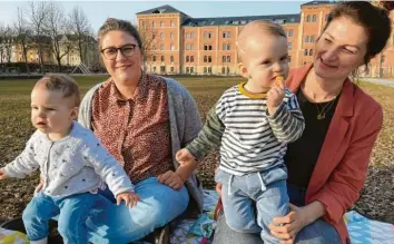  ?? Foto: Fridtjof Atterdal ?? Julia und Uli Schäfer (von links) mit den Zwillingen Mattis und Ada sind die 100. Mitglieder der Wogenau Baugenosse­nschaft. Die‰ se möchte bei der Vergabe der Sheridan‰areale zum Zuge kommen.