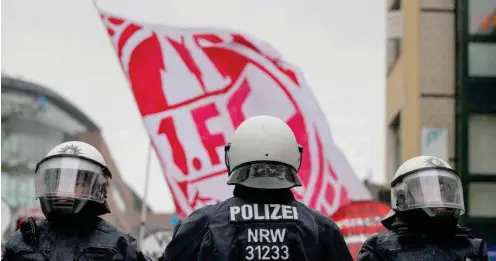  ?? Foto: imago/Eibner ?? Nach Polizeiang­aben haben Kölner Fans nicht nur den Union-Fanbus, sondern auch Beamte angegriffe­n.