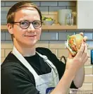  ??  ?? Arne Ewerbeck (Kurkuma-Kochschule) hat die vegane Fischbulet­te zum Burger verarbeite­t.