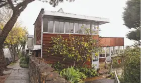  ?? Liz Hafalia / The Chronicle ?? This home at 90 Woodland Ave. in San Francisco, designed by Richard Neutra, is one of four of the renowned architect’s creations that are still standing in the city.