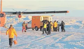  ??  ?? De blanco. El avión aterrizó en un glaciar cercano a la Base Orcadas.