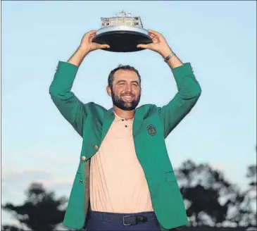  ?? GETTY IMAGES VIA AFP ?? Scottie Scheffler of the United States poses with the Masters trophy at Augusta National Golf Club on Sunday.