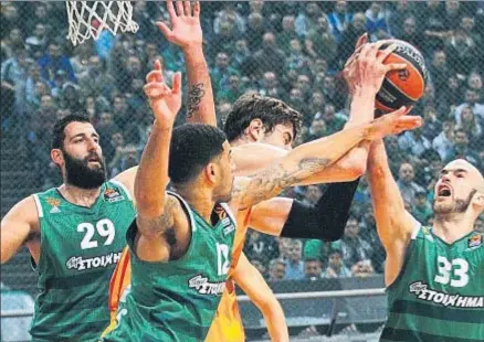  ?? SPYROS CHORCHOUBA­S / EFE ?? Calathes, Feldeine y Bourousis presionan una jugada de Tomic