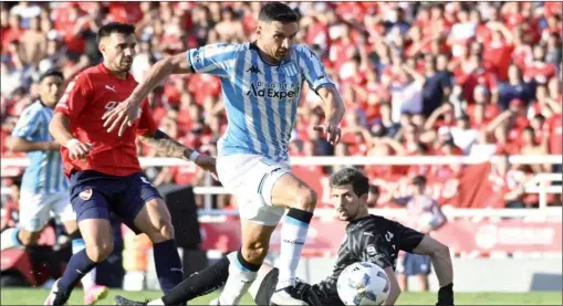  ?? FOTOBAIRES ?? UNA MARAVILLA. Adrián Martínez deja en el camino al arquero Rey y define. Después de la confirmaci­ón del VAR, Racing festejó.