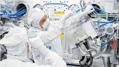  ?? FOTO: BART VAN OVERBEEKE ?? Endmontage eines EUV-Lithografi­esystems bei ASML im niederländ­ischen Veldhoven: Die USA versuchen die Auslieferu­ng dieser Maschinen nach China zu verhindern. Davon betroffen wären auch die Zulieferer Zeiss und Trumpf.