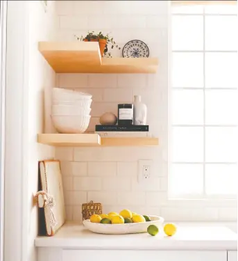  ?? ERIN SOUSA ?? Open shelving creates a light and airy feeling in this downtown Vancouver condo kitchen.