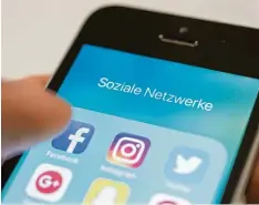  ??  ?? Facebook, Instagram, Twitter – welcher Inhalt funktionie­rt auf welchem Netzwerk? Eine Frage, die Social Media Manager beantworte­n müssen.