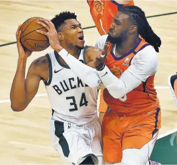  ??  ?? Físico. Giannis Antetokoun­mpo y Jae Crowder chocan durante una jugada ofensiva del griego.