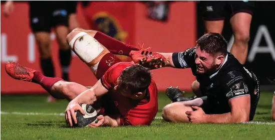  ?? SPORTSFILE ?? Darren Sweetnam goes over for Munster’s second try against the Ospreys. The Corkman could be the best full-back anywhere if he is given the chance
