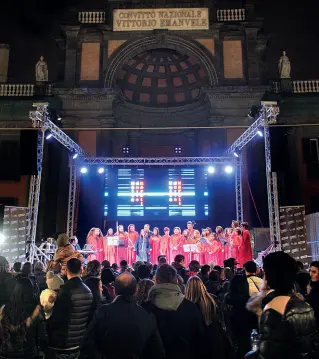  ??  ?? Popolata Uno scatto della Notte d’Arte dell’anno scorso con un coro su un palco allestito in piazza Dante