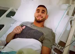  ??  ?? In clinica A destra Ghoulam su Instagram
dopo l’intervento
In alto un cartello
dei tifosi nei pressi di Villa Stuart