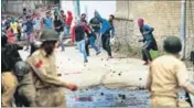  ?? WASEEM ANDRABI/HT ?? Protesters hurling stones at security forces during clashes in Srinagar on Wednesday.