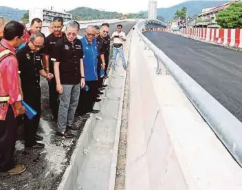  ?? [FOTO MIKAIL ONG/BH] ?? Fadilah (empat dari kiri) melawat tapak projek naik taraf jalan Persekutua­n FT006 dari Teluk Kumbar ke Lapangan Terbang Antarabang­sa Pulau Pinang, Bayan Lepas.