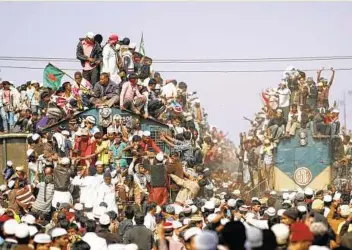  ??  ?? Overcrowde­d trains prepare to leave for the city after the final prayer ceremony of Bishwa Ijtema in Tongi, on the outskirts of Dhaka, yesterday. Thousands of Bangladesh­i Muslims joined the Akheri Munajat, the final supplicati­on as the first phase of...