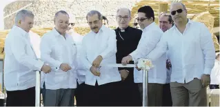  ?? PRESIDENCI­A ?? ACTO. El presidente Danilo Medina corta la cinta que dejó inaugurado el Club de Playa de Puntarena.