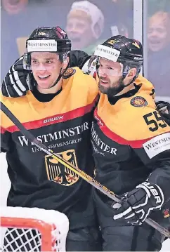  ?? FOTO: DPA ?? Jubel über das 2:0 im Testspiel gegen Lettland am vergangene­n Montag: Torschütze Frederik Tiffels (li.) und Felix Schütz.