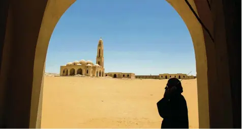  ?? Foto: Roger Anis, dpa ?? Ein Leben, das der Liturgie gewidmet ist: koptischer Priester vor dem Kloster Sankt Samuel in Ägypten.