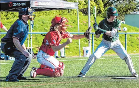  ?? FOTO: FLORIAN WOLF ?? Die Ravensburg Leprechaun­s (am Schlag Michael Waible) haben im Baseball-Pokal gegen den Titelverte­idiger Stuttgart Reds (Alexander Omiecinski) verloren.