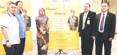  ??  ?? SERTAI KAMI: Fatimah bersama (dari kiri) Snowdan, Harden, Azlan dan Indit bergambar dengan berlatarbe­lakangkan banting sambutan Ulang Tahun Hari Keputeraan Rasmi Yang di-Pertuan Agong XV Sultan Mahammad V Peringkat Negeri Sarawak.