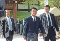  ?? MA PING / XINHUA ?? Yoshitaka Shindo (second from right), minister of internal affairs and communicat­ions of Japan, arrived at the Yasukuni Shrine in Tokyo on Thursday.