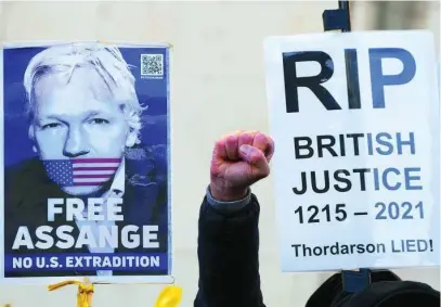  ?? AP ?? Los simpatizan­tes de Julian Assange protestaro­n ayer frente al tribunal, en Londres