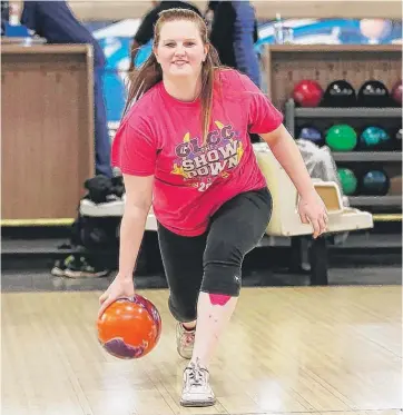  ?? | ALLEN CUNNINGHAM/ FOR THE SUN- TIMES ?? Stephanie Thompson won the BTCwomen’s finals by 49 pins over Sue Shelton.