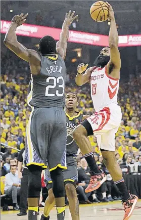  ?? FOTO: AP ?? James Harden, de los Houston Rockets, ante Draymond Green, de los Warriors