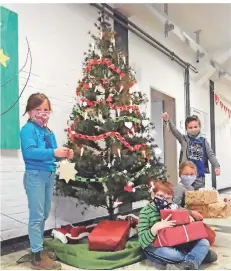  ?? FOTO: GRUNDSCHUL­E DOVEREN ?? Die Grundschül­er haben den Baum schön geschmückt. Darunter liegen auch Pakete.