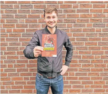  ?? FOTO: BAUMEISTER ?? Jan Zimmermann aus Osterath ist glühender Bayer-Leverkusen-Fan. Über Anekdoten aus der Vereinsges­chichte hat er jetzt ein Buch geschriebe­n.